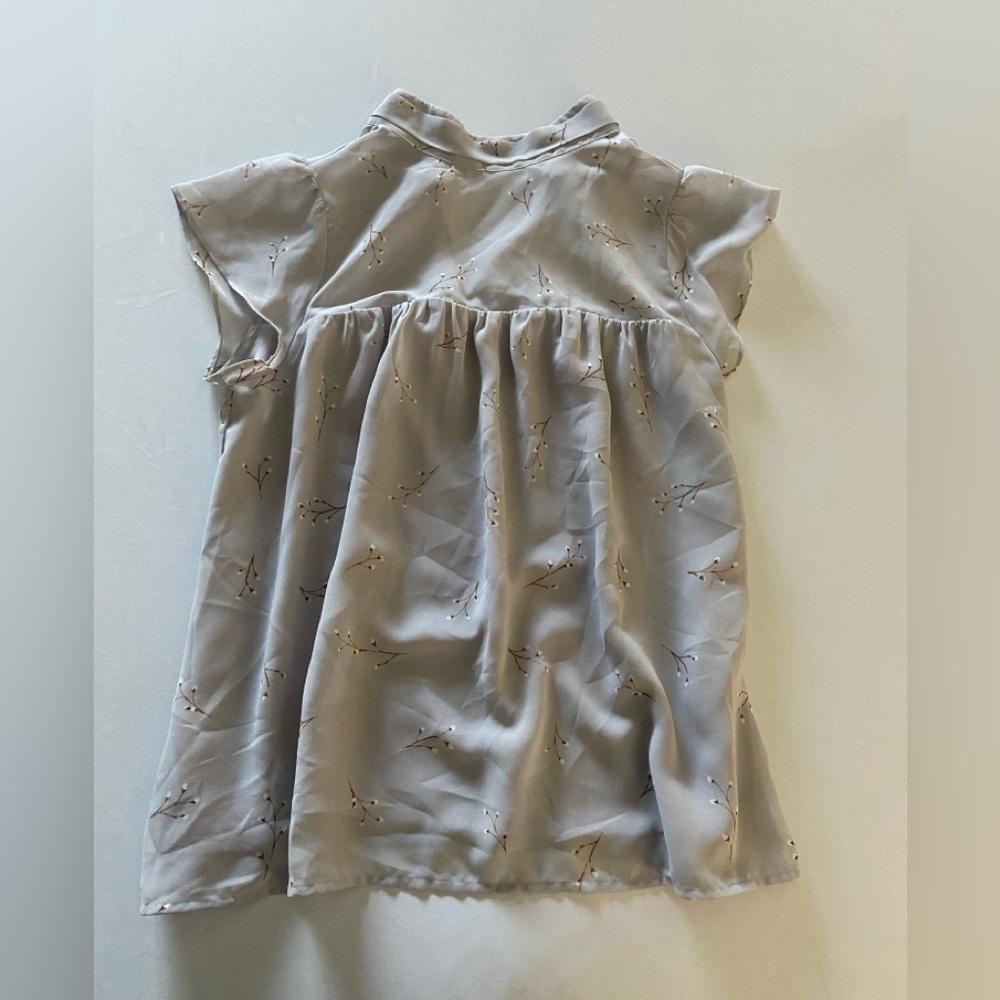 NWOT. A New Day Light Gray Floral Top with sheer shoulders size SM